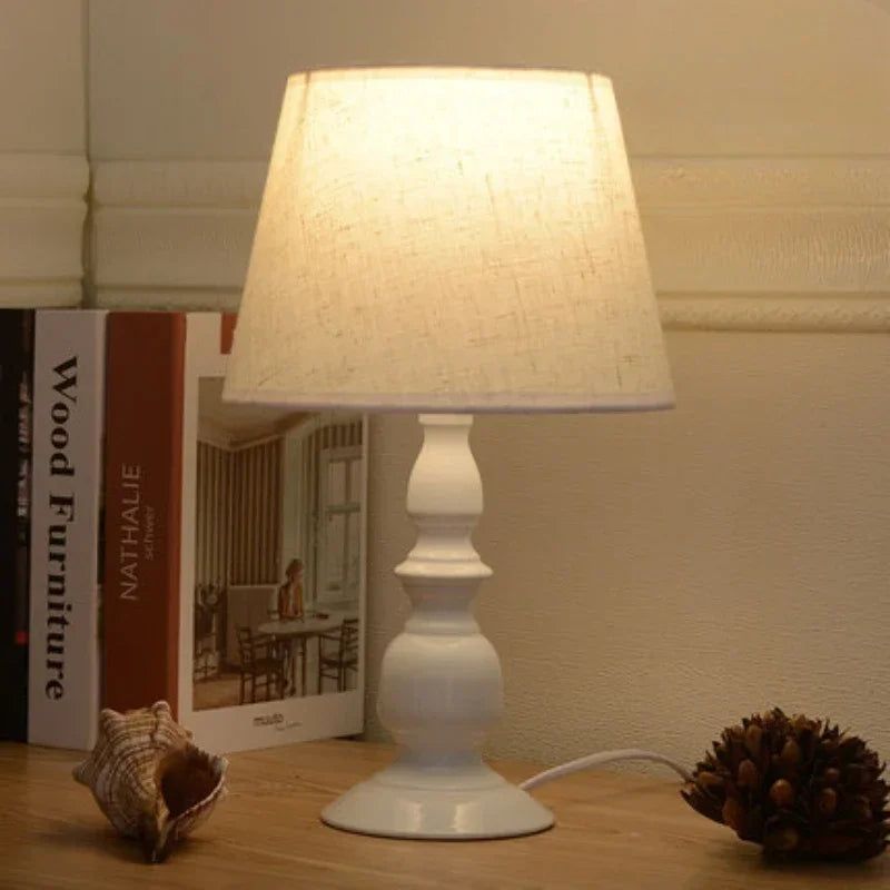 Luminária de Mesa Minimalista, Luminária Nordic, Luminária Estilo Escandinavo, Luminária de Mesa Moderna, Luminária para Quarto, Luminária para Sala, Luminária para Escritório, Luminária com Design Retrô, Luminária de Mesa Elegante, Luminária Bratta, Luminária de Mesa Funcional, Iluminação Minimalista, Luminária com Estilo Moderno, Luminária de Mesa Contemporânea, Luminária Decorativa Nordic, Iluminação Estilo Nórdico, Luminária Clean Design, Peça de Iluminação Moderna, Luminária de Mesa-Lojas Bratta