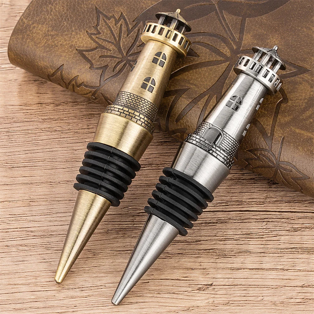 Rolha de Garrafa, Rolha Farol, Vedação para Vinho, Tampa Decorativa, Rolha Criativa, Estilo Náutico, Acessório para Vinho, Tampa de Metal, Vedação a Vácuo, Design Exclusivo, Presente Criativo, Presente para Amantes de Vinho, Item de Bar, Toque de Estilo, Rolha com Charme, Presente Sofisticado, Brinde com Estilo, Rolha Metálica, Estilo Moderno, Produto de Qualidade, Charme na Garrafa, Lojas Bratta