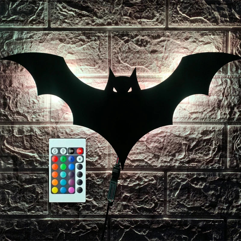 Luminária De Parede LED, Luminária Com Controle Remoto, Luminária Decorativa LED, Luminária Estilo Batman, Luminária Moderna De Parede, Luminária Criativa Para Quarto, Luminária Artística De Parede, Luminária De Parede Para Sala, Luminária Para Bar E Sala De Estar, Luminária De Parede Bratta, Luminária LED De Parede Interna, Luminária De Parede Criativa, Luminária Geek Para Parede, Iluminação Moderna De Parede, Arandela LED Com Controle, Iluminação Estilo Pop Art, Luminária Design Contemporâneo-Lojas Bratta